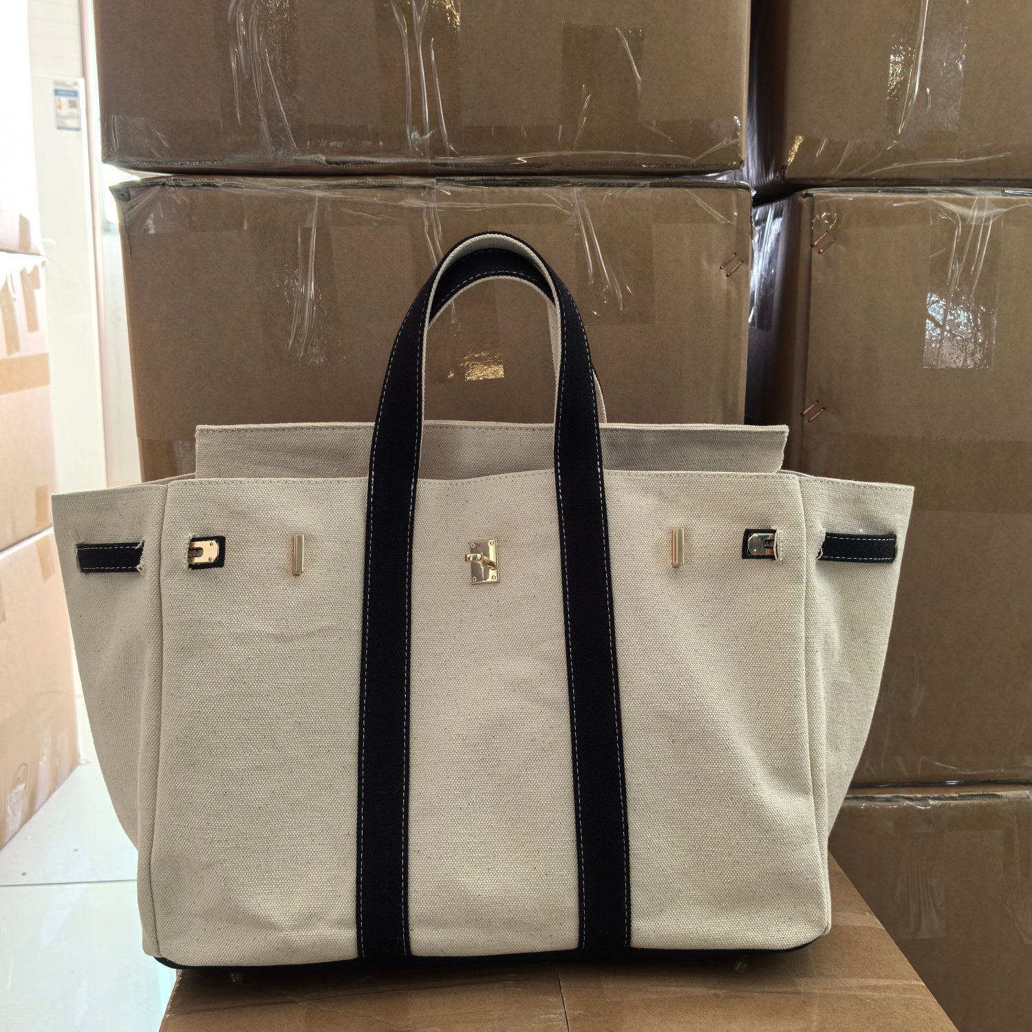 Low minimum order quantity customized popular women's handbag organic cotton canvas large capacity boat leather bag with gold buckle